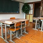 古い教室に並ぶ机